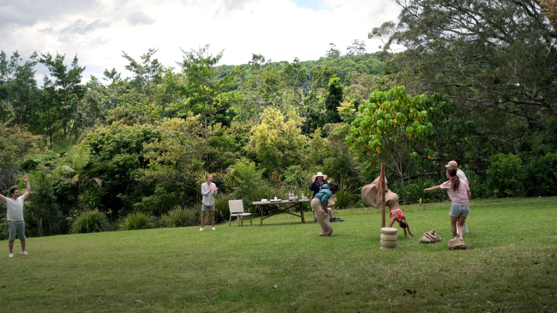 samaraweavingcom_nineperfectstrangers_195.jpg samaraweavingcom_nineperfectstrangers_195.jpg