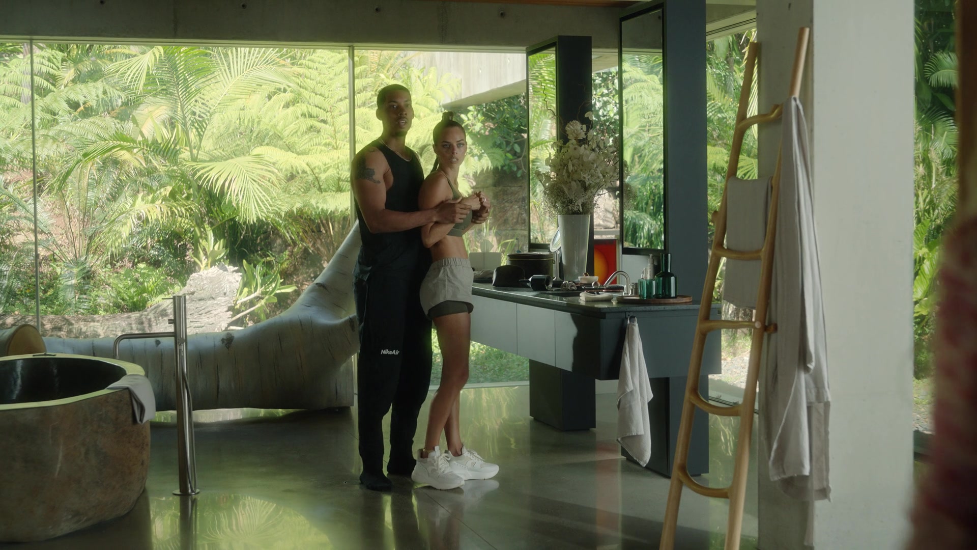 samaraweavingcom_nineperfectstrangers_160.jpg samaraweavingcom_nineperfectstrangers_160.jpg