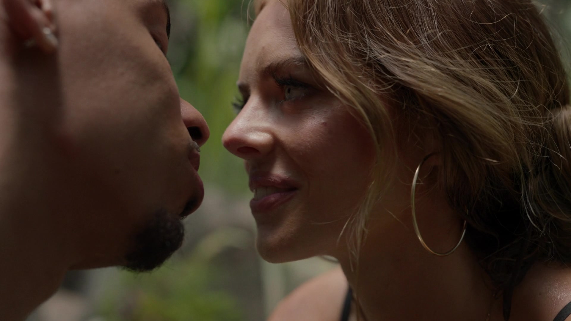 samaraweavingcom_nineperfectstrangers_102.jpg samaraweavingcom_nineperfectstrangers_102.jpg